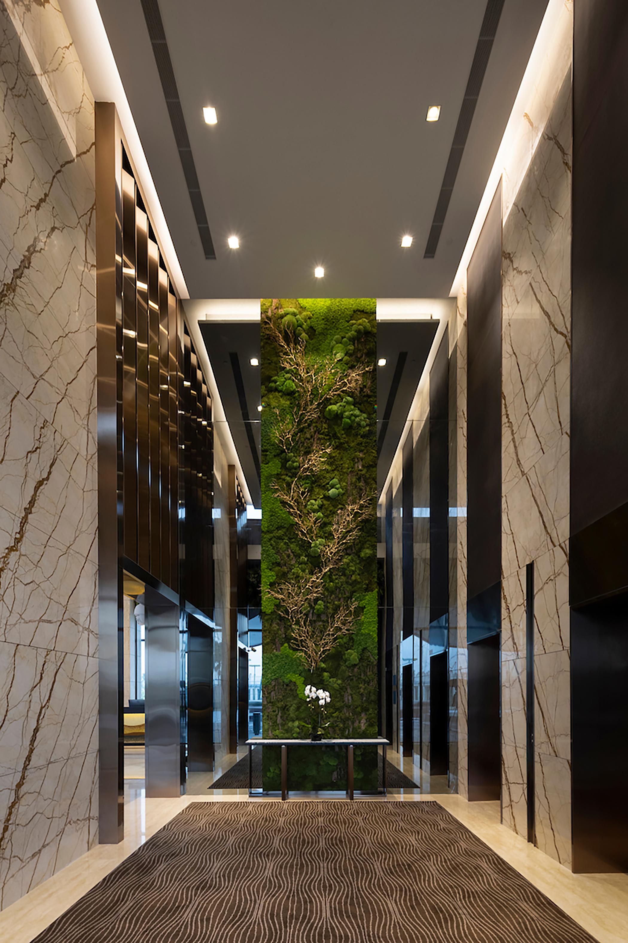 拉古娜都喜天丽酒店 新加坡 外观 照片 The green wall in the elevator lobby